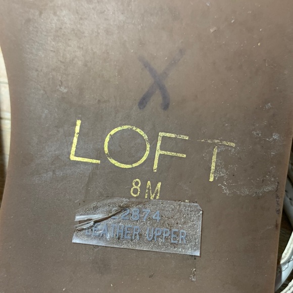 Ann Taylor Loft white leather strappy flip flop sandals w/ gold bumblebee charm - Picture 8 of 13